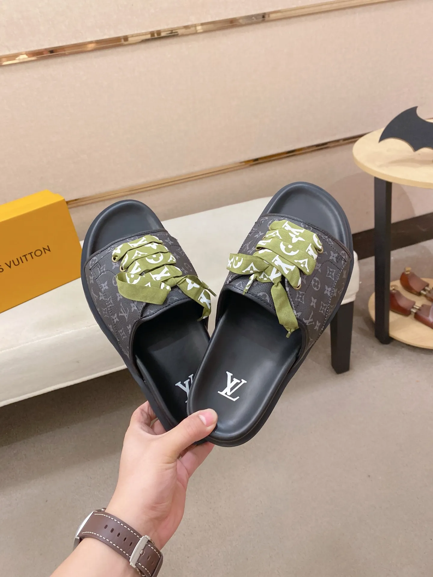 Men's shoes 💰: 340💰Made by LV🔍Top purchasing agents. Men's spring and summer slippers are available at the same counter. The uppers are imported cowhide from Italy, with logo graphics and high-quality craftsmanship. Soles: original soles specially provided by the original factory. Exclusive movable molded soles are super comfortable. Original goods follow orders. 🔍🔍High quality. You can enter and exit the counter at will. Welcome to compare. Size 38-44.